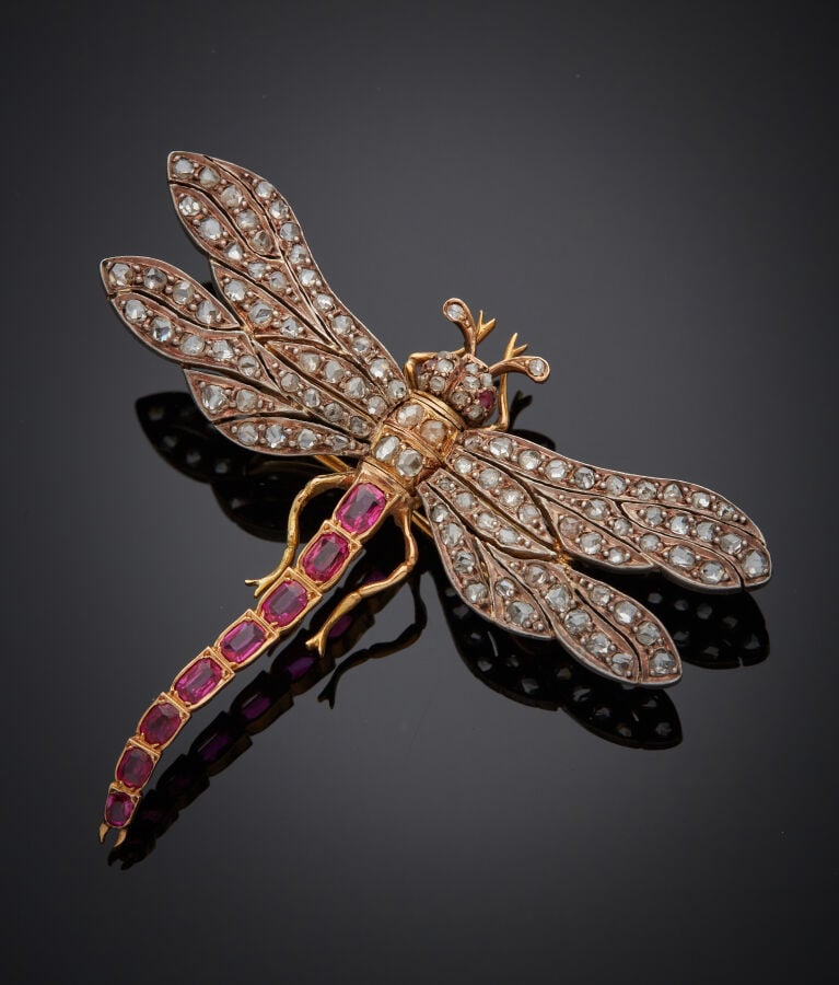 Deux BIJOUX de CHEVEUX "libellule" et "mouche" en or jaune (750‰) et argent (mi…