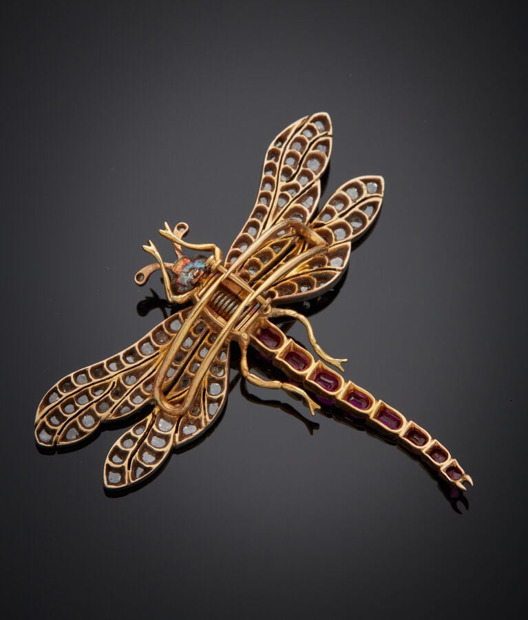 Deux BIJOUX de CHEVEUX "libellule" et "mouche" en or jaune (750‰) et argent (mi…