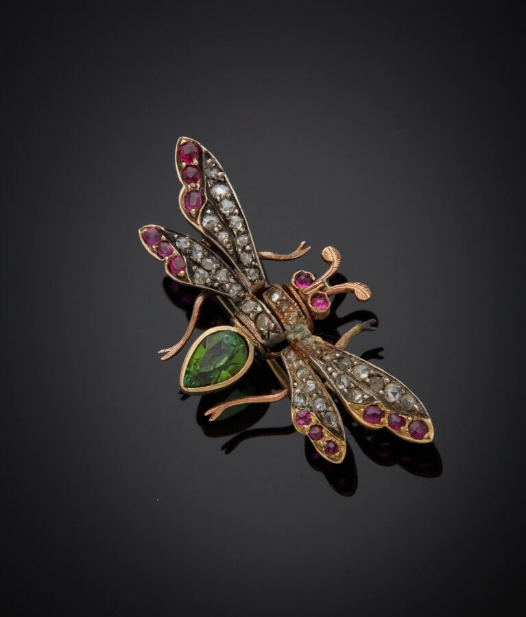 Deux BIJOUX de CHEVEUX "libellule" et "mouche" en or jaune (750‰) et argent (mi…