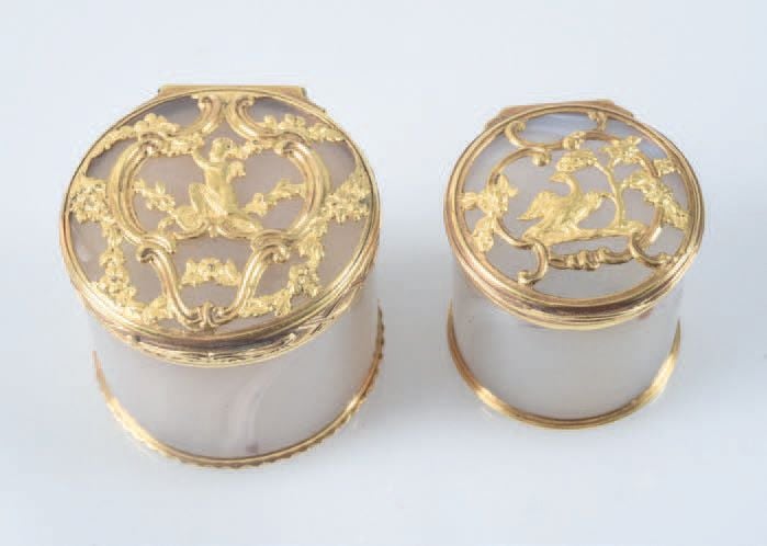 Deux boîtes cylindriques en agate clair