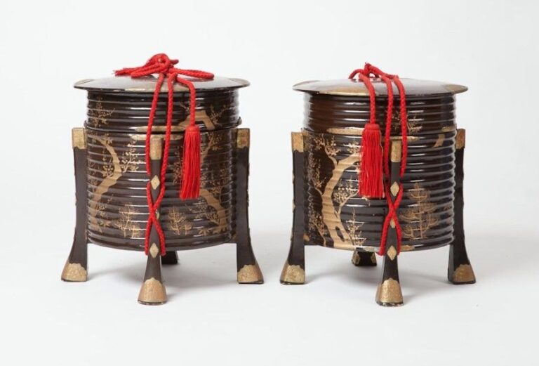Deux boîtes hokai de forme circulaire laquée noire avec les trois amis de l'hiver: le prunier, le bambou et le pin en maki-