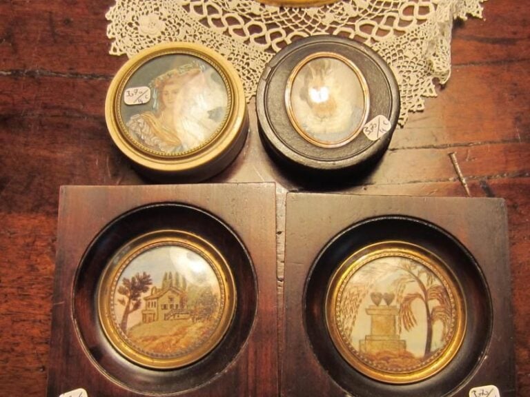 Deux boites miniatures femmes et deux miniatures paysages