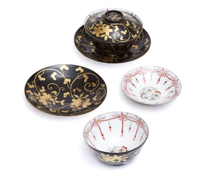 Deux bols en porcelaine Imari à décor coquille d'œuf disposés sur une assiette avec un couvercl