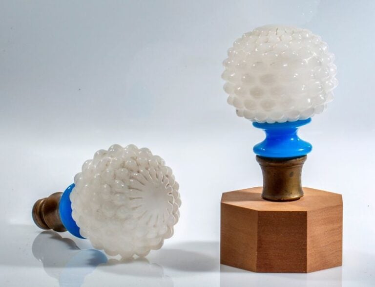 Deux boules de rampe en opaline pâte de riz et bleue moulée à semi de cabochons; montures en laiton (une présentée sur socle en bois