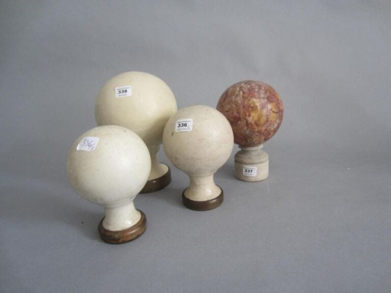 Deux boules de rampe en plâtre vernissé ; montures en laito