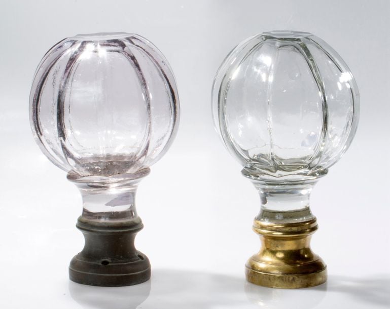 Deux boules de rampe en verre moulé à côtes vénitiennes et pontil supérieur (égrenures à l'une); montures en laito