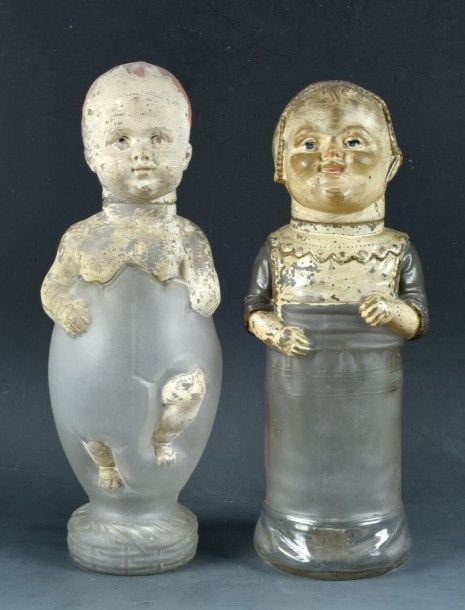 Deux bouteilles 1°/ Bouteille partiellement peinte en forme de bébé emmaillot