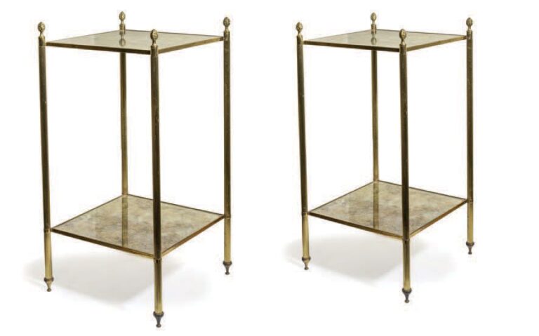 Deux bouts de canapé en métal doré, à deux plateaux garnis de miroir vieilli; montants cannelés terminés par des pommes de pi