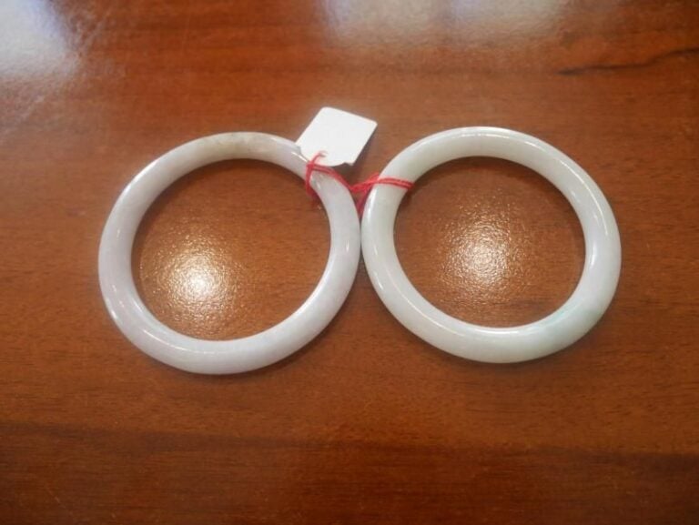 Deux bracelets en jade Dia