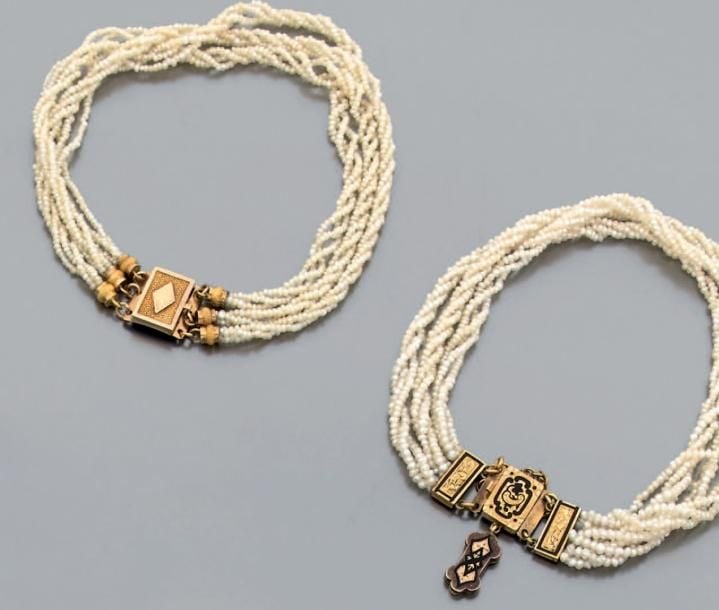 DEUX BRACELETS FINS composés de rangs de petites perles fines; fermoirs rectangulaires en or jaune ciselé dont un partiellement émaillé de noi