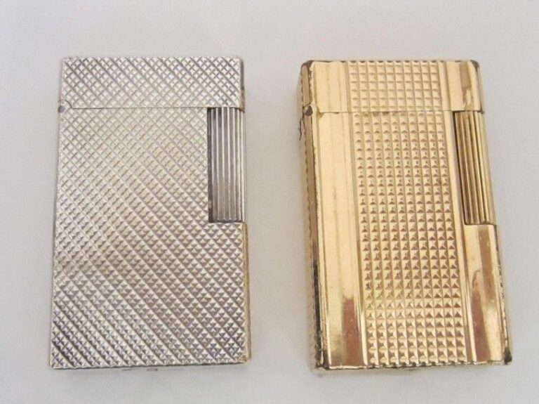 Deux BRIQUETS en métal doré et argenté, guilloché «pointes de diamants