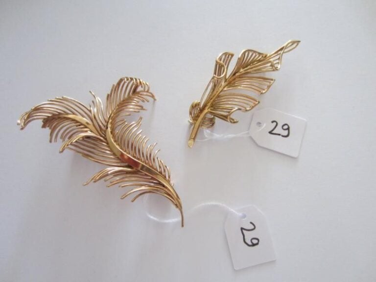 DEUX BROCHES «feuille» en fils d'or jaun