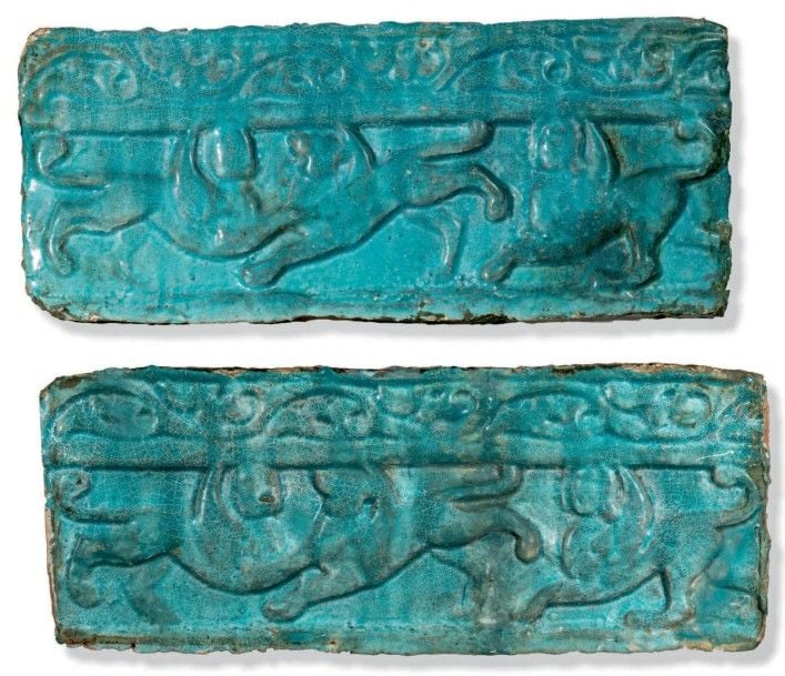 Deux carreaux à décor moulé turquoise