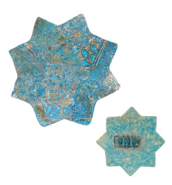 Deux carreaux en forme d'étoiLe Pâte siliceuse à glaçure turquoise et décor peint en noir, blanc, rouge et or