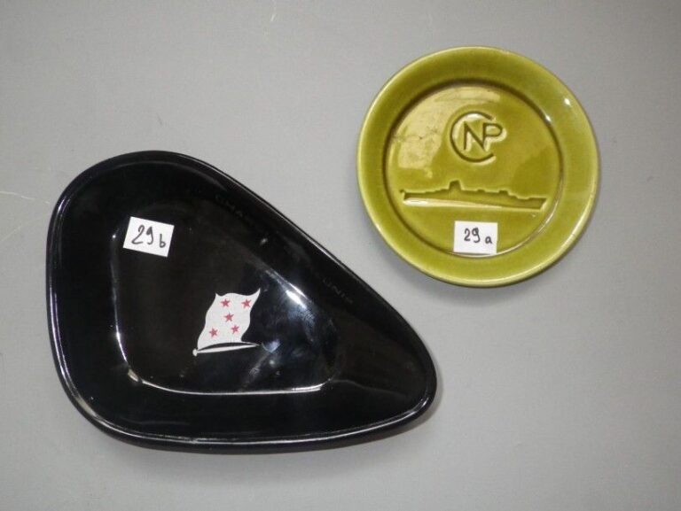 Deux cendriers de Cie Maritime - un rond en céramique verte CNP - un en verre opalin noir des Chargeurs Réunis