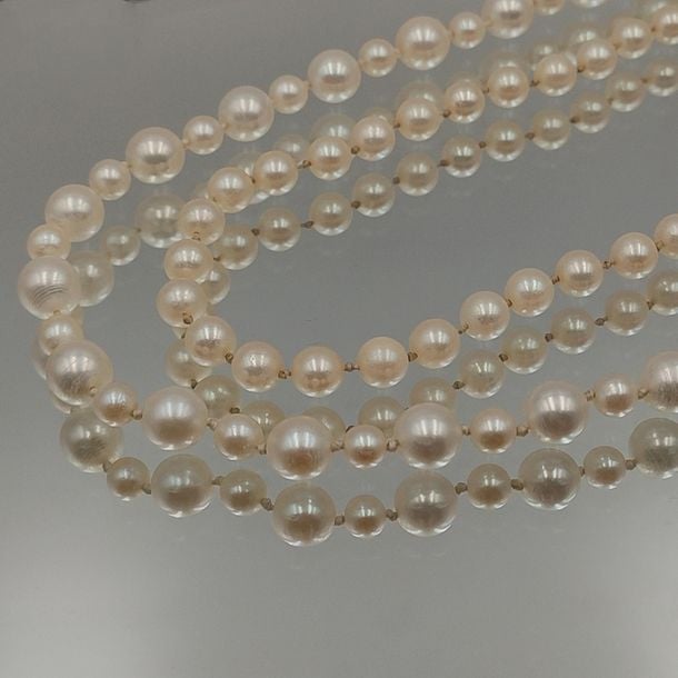 •Deux COLLIERS de perles de culture blanches dont un de tailles alternée
