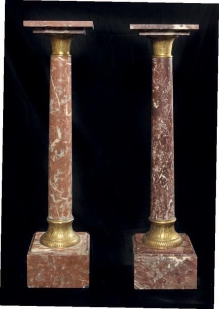 Deux colonnes en marbre rouge veiné blanc à bague et chapiteau composite en bronze ciselé et dor