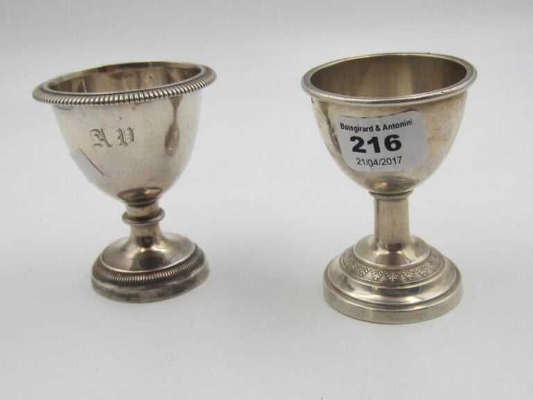 Deux coquetiers en argent (950 ‰) à pied godronné ou décoré de moulures feuillagées