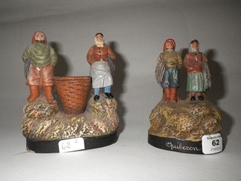 Deux couples de pêcheurs En terre cuite polychrome dont un situé Quibero