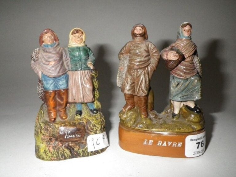 Deux couples de pêcheurs En terre cuite polychrome situés Le Havre, dont l'un signé Tilge