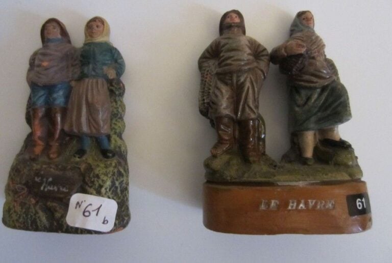 DEUX COUPLES DE PECHEURS en terre cuite polychrome, situés le Havre, un signé Tilge