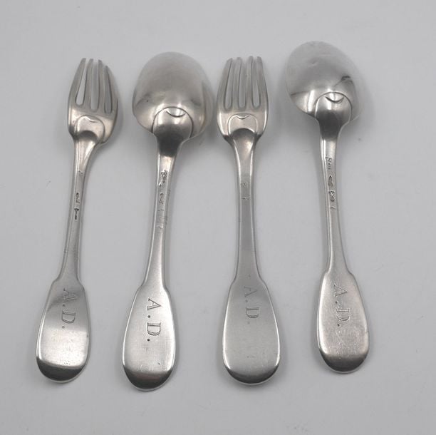 Deux couverts en argent, modèle uniplat, spatules monogrammées «AD»