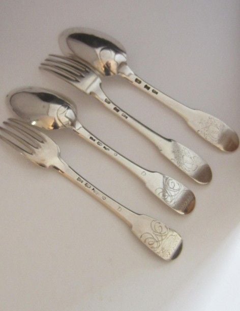DEUX COUVERTS en argent uniplat, les spatules gravées d'armoiries ou chiffre sous couronne comtal
