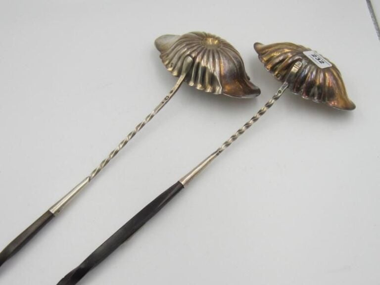 Deux cuillères à punch en argent (950 ‰); les manches en fanons de baleine torsadé
