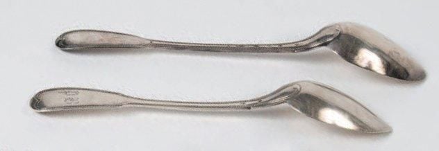 DEUX CUILLÈRES À RAGOÛT en argent uniplat, les spatules monogrammées PB Poinçon Minerve, 950? Poids: 300 g