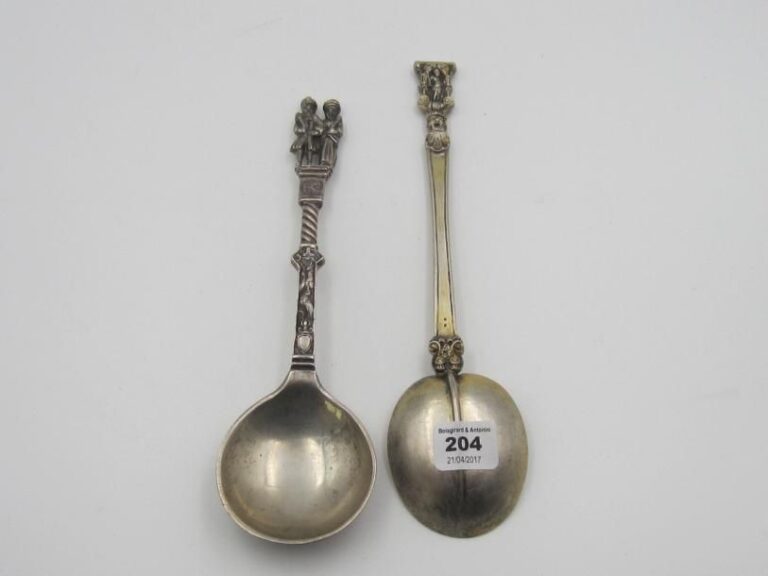 Deux cuillères en argent et vermeil (minimum 800 ‰) de style XVIe siècle Une des deux pourrait représenter un mariage juif