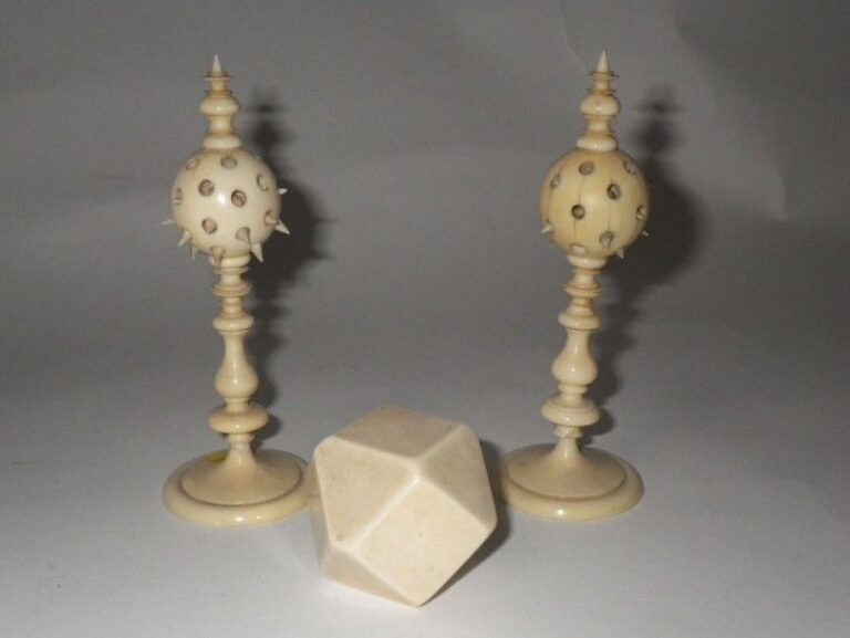 Deux éléments décoratifs en ivoire (13 cm), on y joint un polygone en ivoir