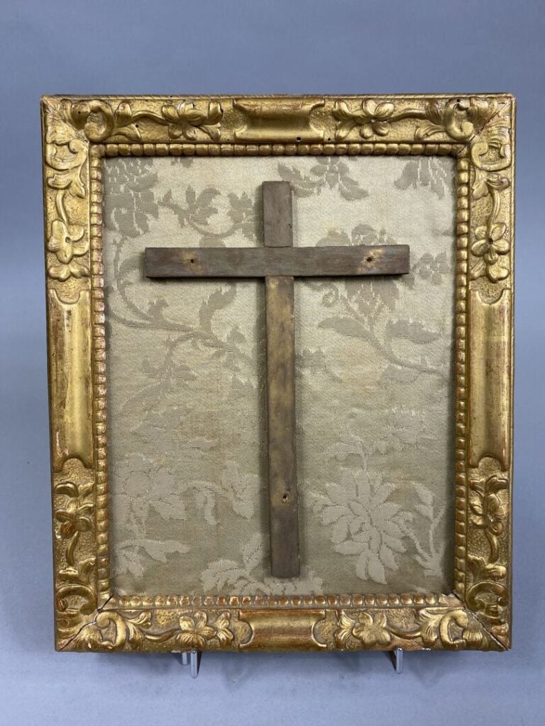 Deux encadrements en bois et composition doré sculpté à décor de frises, rincea…