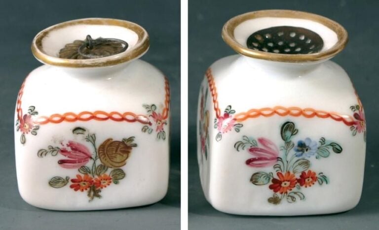 Deux encriers à section carrée en verre opalin à décor de petits bouquets de fleurs polychromes surmontés d'une chaînette rouge coupée de fleurette