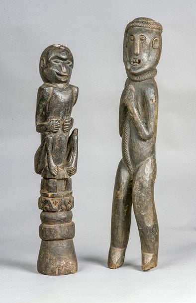 Deux figures masculines en bois sculpté, dont une étranglée par un serpent (Asmat