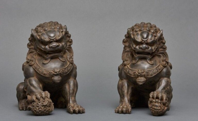 Deux figurines contemporaines représentant des lions chinois confectionnées à partir de matière composit