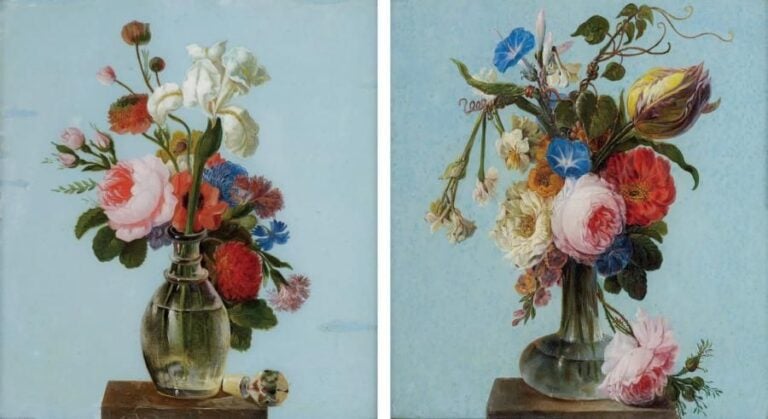 Deux fixés sous-verre formant pendants représentant des bouquets de fleurs dans des carafes reposant sur des entablement