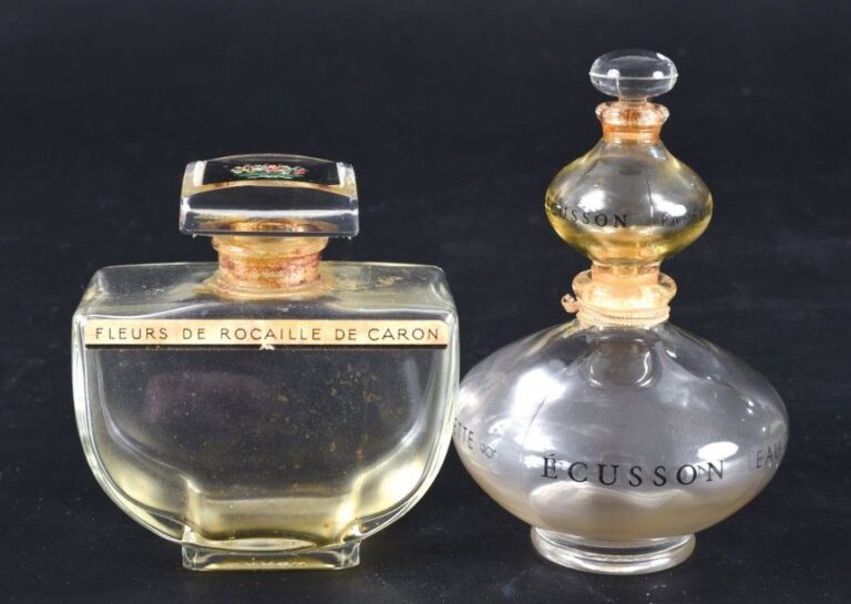 Deux flacons à parfum 1°/ Flacon "Fleurs de rocaille" de Caron en verre de forme demi-lune et bouchon carr