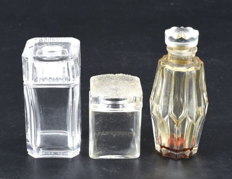 Deux flacons à parfum et une boîte 1°/ Flacon Coryse Salomé à section carré