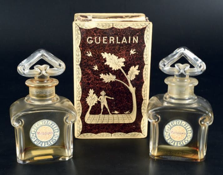 Deux flacons à parfum "Mitsouko" de Guerlain en cristal dont un avec son coffret d'origin