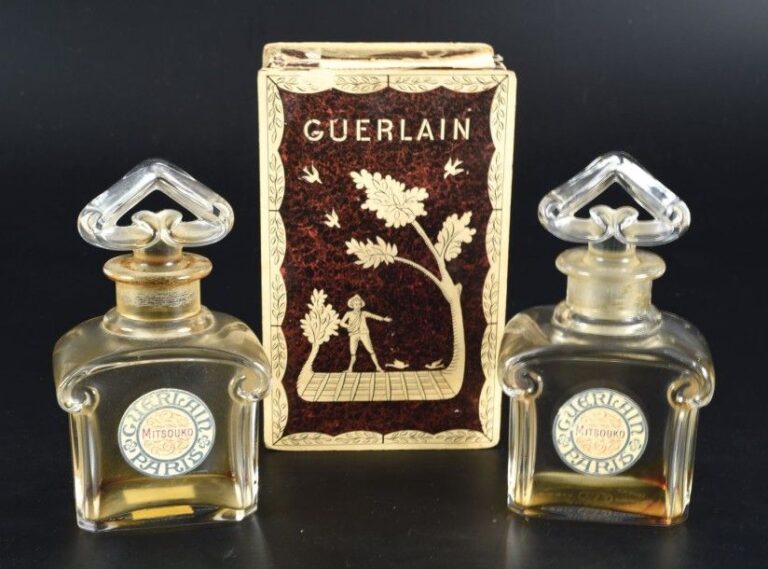 Deux flacons à parfum«Mitsouko» de Guerlain en cristal dont un avec son coffret d'origin