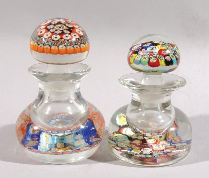 Deux flacons, les fonds et les bouchons ornés de bonbons polychromes en millefior