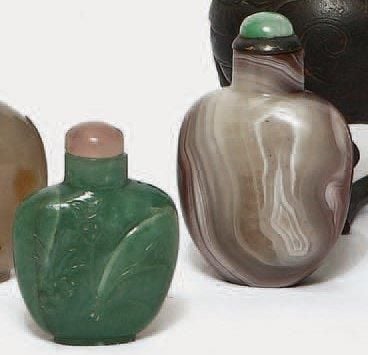 Deux flacons-tabatières de forme balustre en agate rubannée et néphrite verte à décor sculpté de fleurs et feuillag
