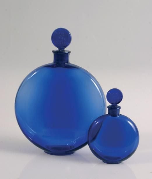 Deux flacons Worth "Dans la nuit", en verre bleu portant la marque Worth moulé