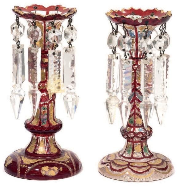 * Deux flambeaux en cristal à pendeloques