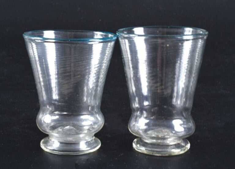 Deux gobelets à piédouche en verre souffl