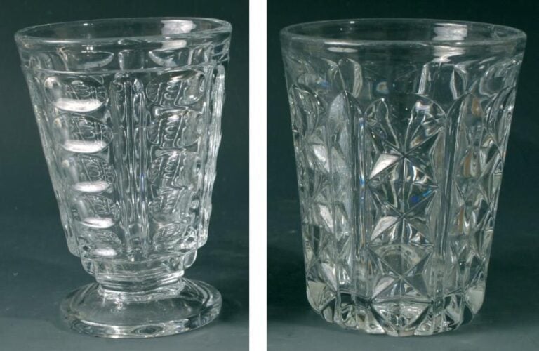 Deux gobelets dont un à piédouche en cristal moul