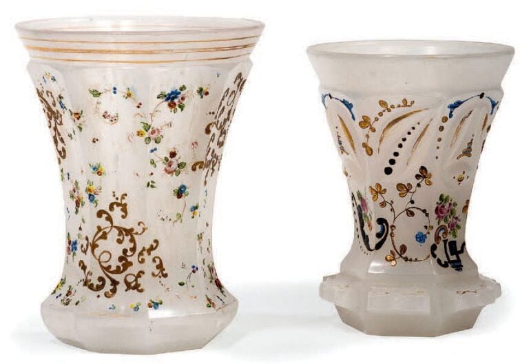 * Deux gobelets en opaline