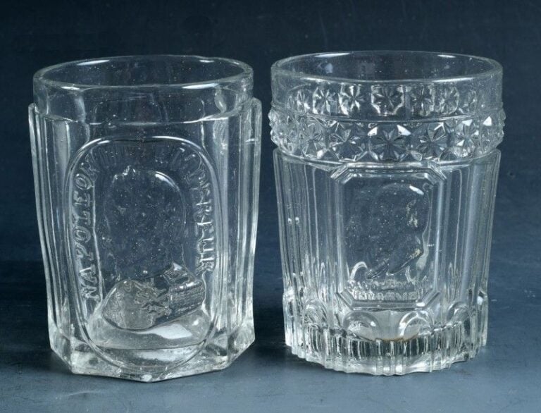 Deux gobelets en verre moul