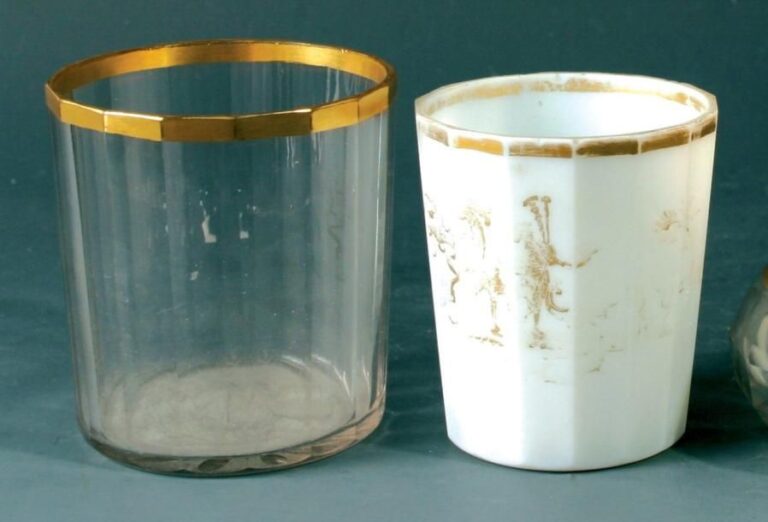 Deux gobelets taillés à côtes plates, l'un en verre à filet doré, l'autre en verre lattimo à filet et trace de décor dor