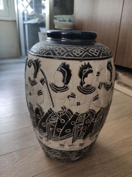 DEUX GRANDS VASES, l'un à décor de personnages en tenue de cérémonie, l'autre en forme de double gourde à décor de banchages fleuris stylisés blancs sur fond marro